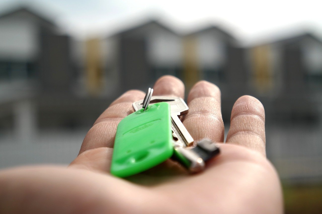 How This 25 Year Real Estate Investor Earning $515,000 A Year Spends His Money