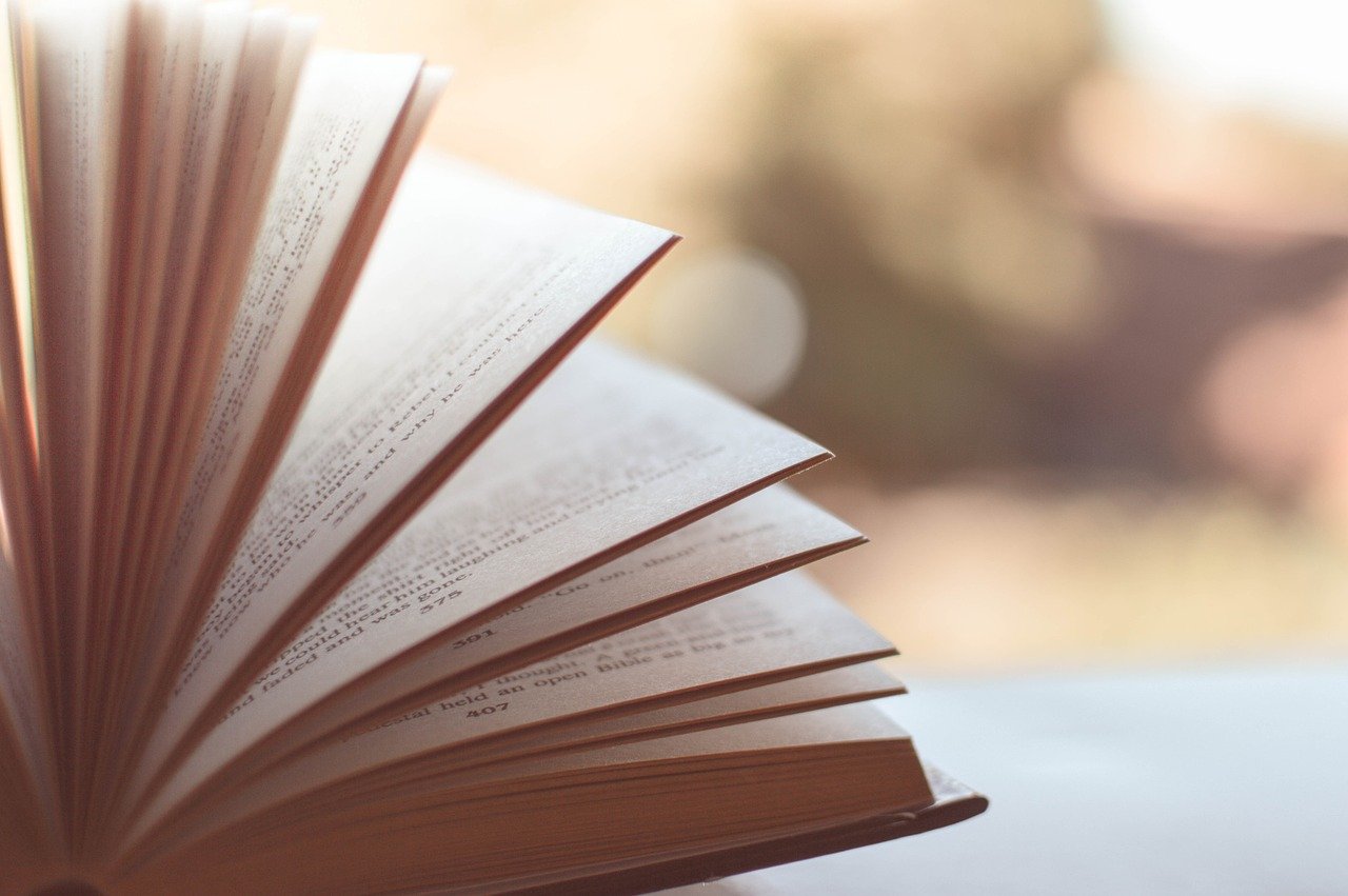 These Are The 3 Books That Tony Robbins Is Reading Right Now To Stay Inspired