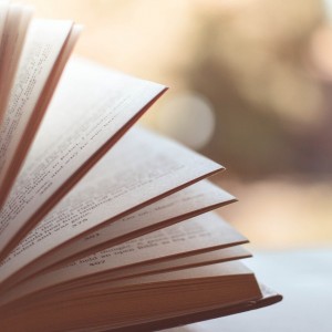 These Are The 3 Books That Tony Robbins Is Reading Right Now To Stay Inspired