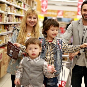 Avoid Getting Into Debt: Holiday Shoppers Plans To Spend Up To $276 Per Head