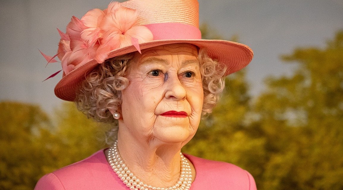 Queen Elizabeth Cancels Pre-Christmas Lunch As COVID Cases Soar