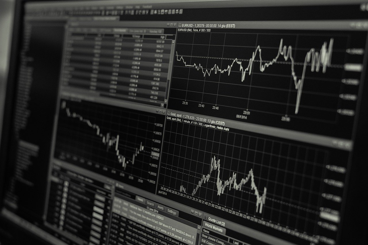 Stocks sell off on omicron fears, Dow slides 500 points