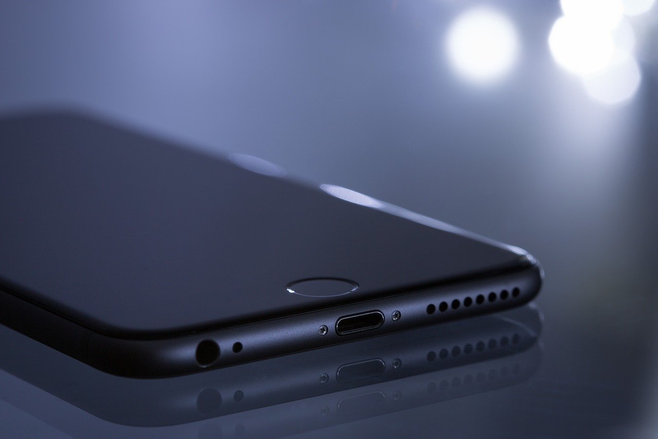 Apple Announces A Way To Buy Stuff By Tapping iPhones Together