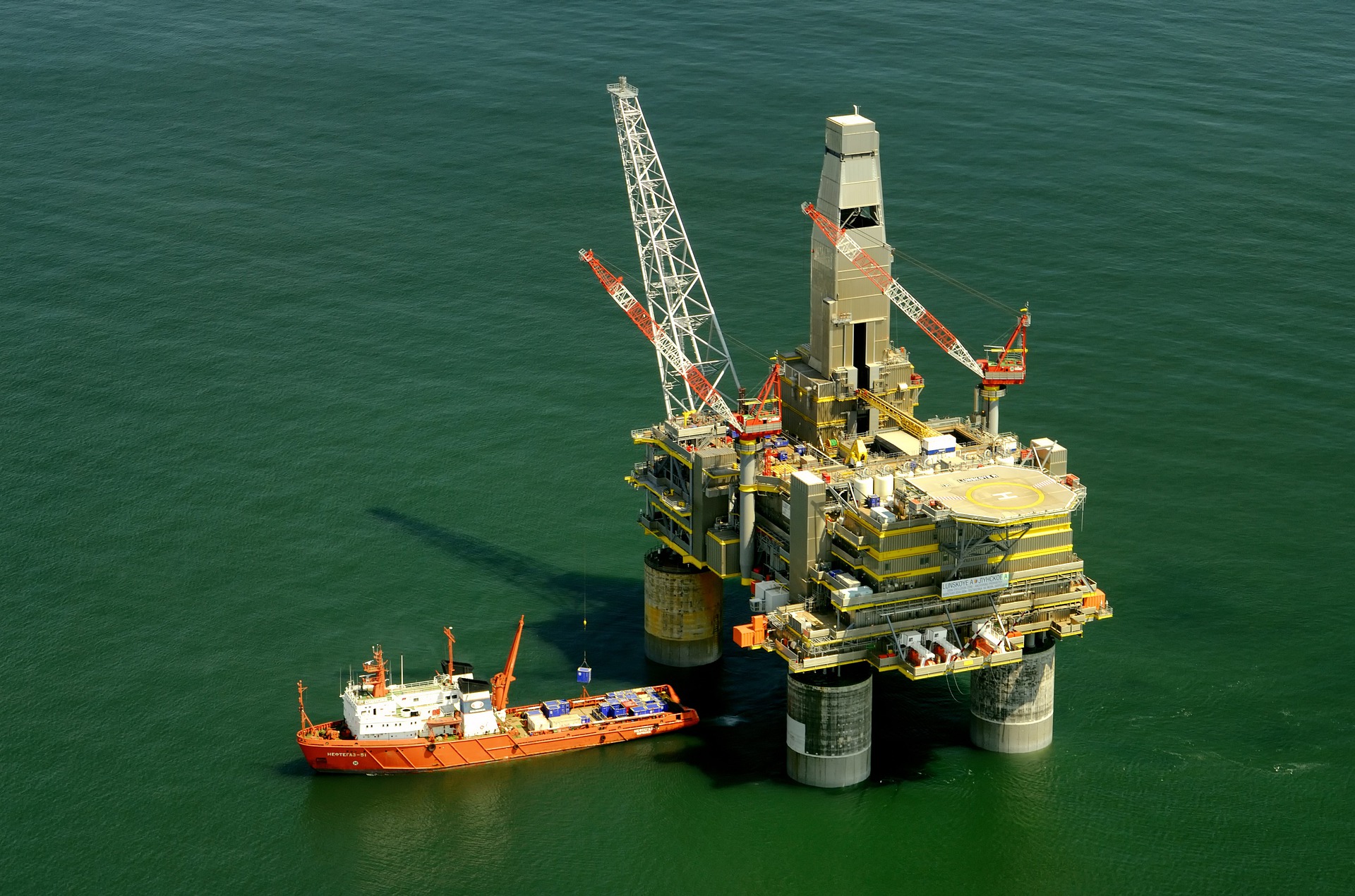 Oil Slumps On Fears Over Economic Slowdown, Stronger Dollar