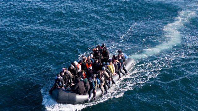 UK plan to give migrants 'thousands to move to Rwanda voluntarily
