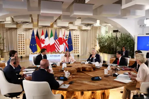 Zelensky anticipates 'key decisions' on Ukraine at the G7 summit