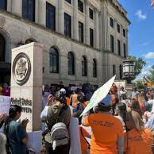 A Judge Temporarily Blocks Iowa Law that Allows Authorities to Charge People Facing Deportation