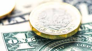Pound Plunges as Borrowing Costs Rise - with Economists Warning it's a 'Big Red Flag'